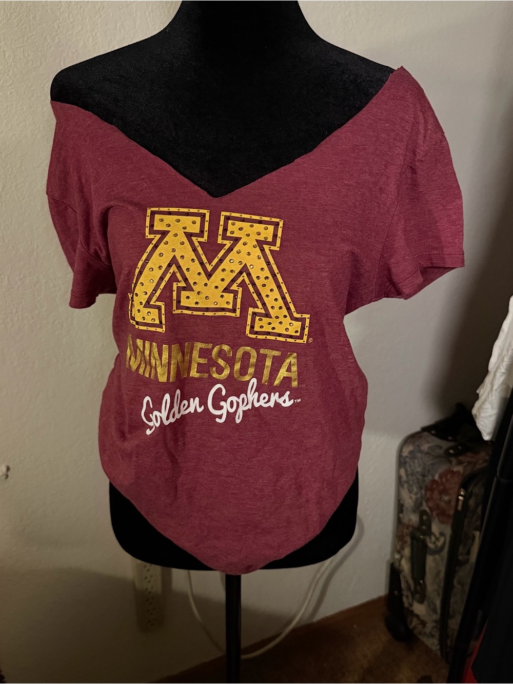 umn graphic off the shoulder short sleeve top